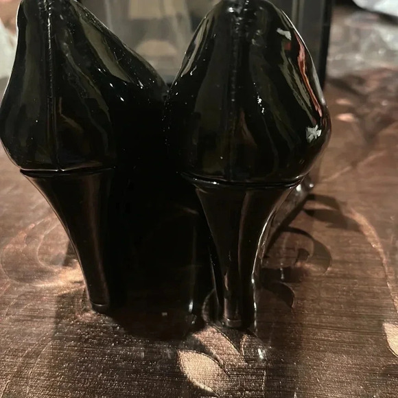 Tory Burch Black patent leather with bow and gold TB emblem
Leather sole - Picture 4 of 7